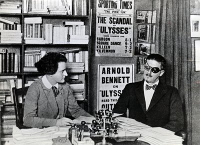 Sylvia Beach y James Joyce, c.1922 de French Photographer